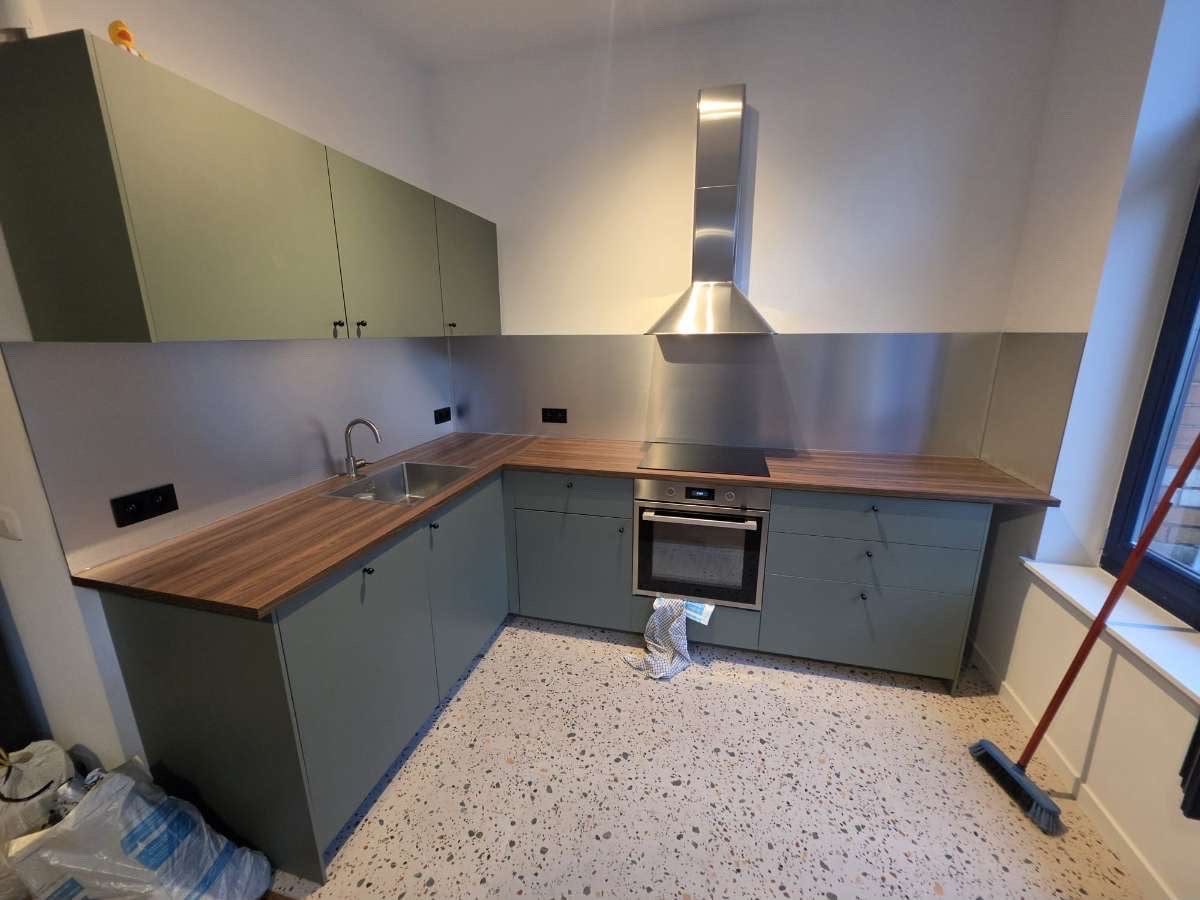 Keuken na de werken: nieuwe stopcontacten en spatwand
