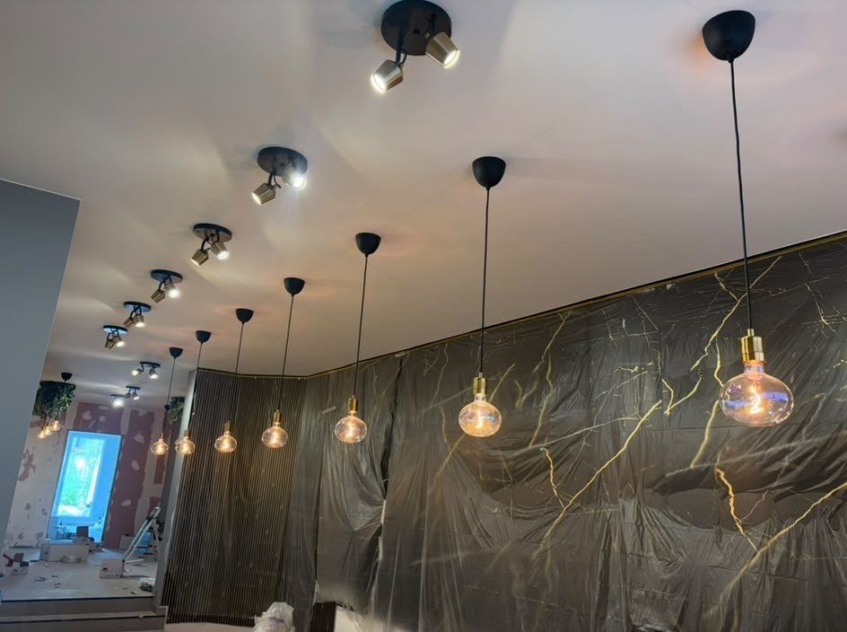 Plafond met richtbare spots en hanglampen met gouden lampen