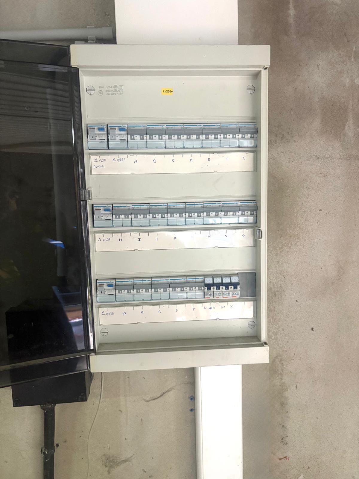 Vervangen zekeringkast, automaten netjes geordend en gemarkeerd