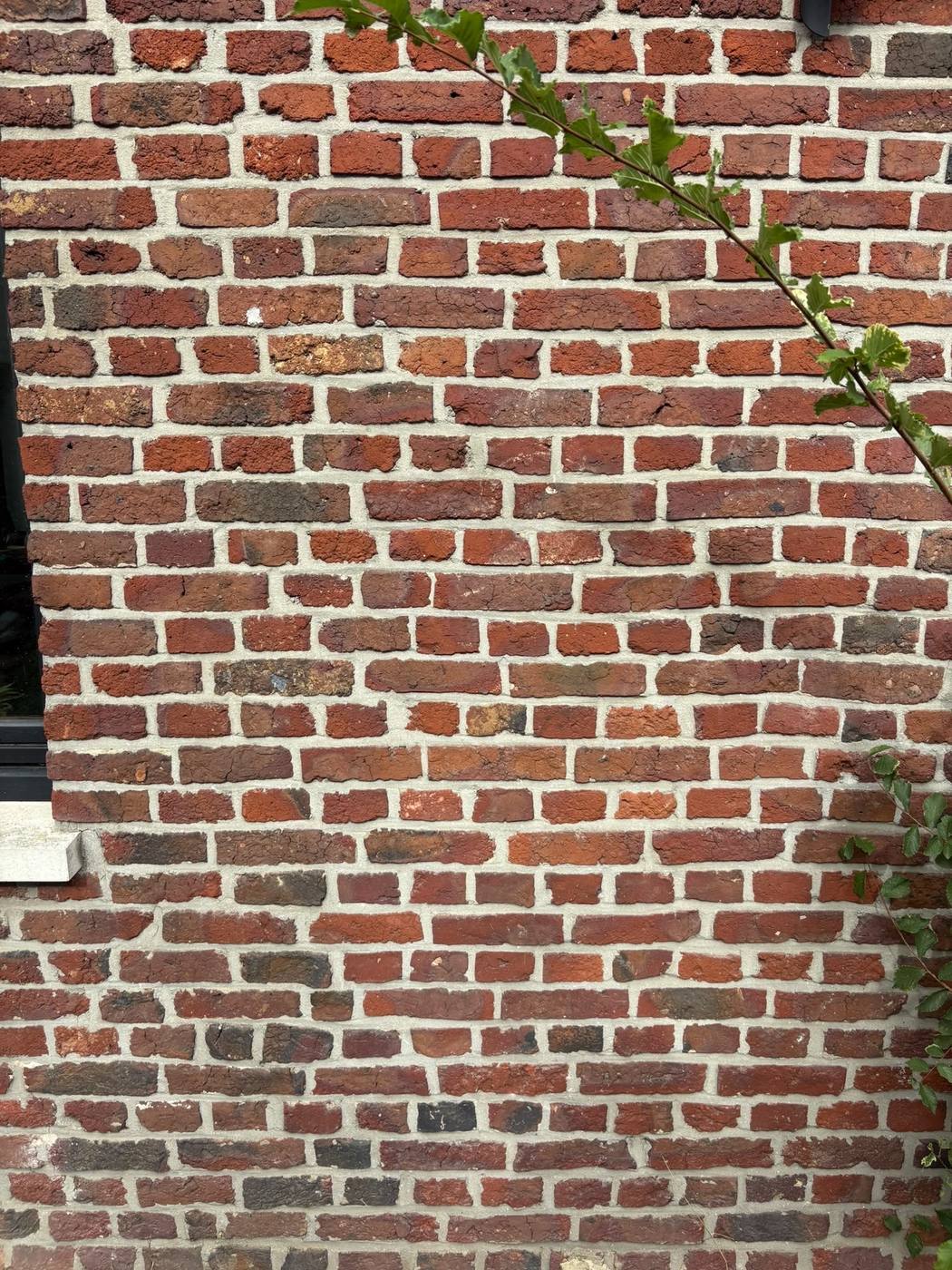 Bakstenen gevel voor de plaatsing