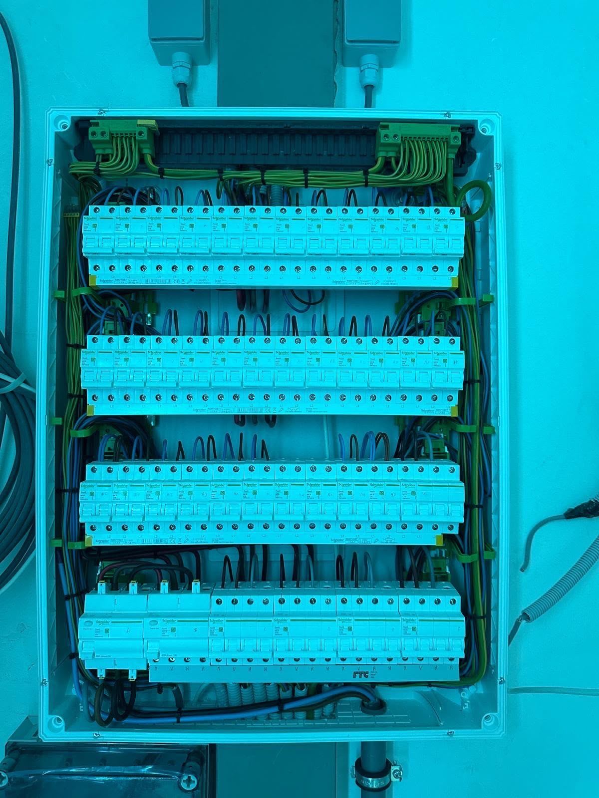 Nieuwe zekeringkast, automaten netjes op vier rijen en kabels geordend